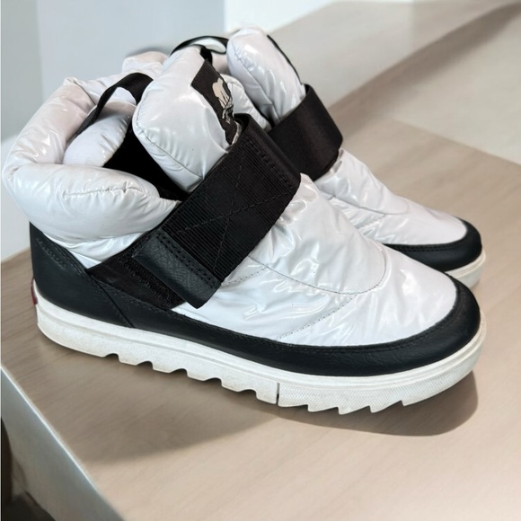 Sorel Shoes - Sorel Kinetic Short Snow Boot Women’s 6.5 Black White Waterproof boots shoes